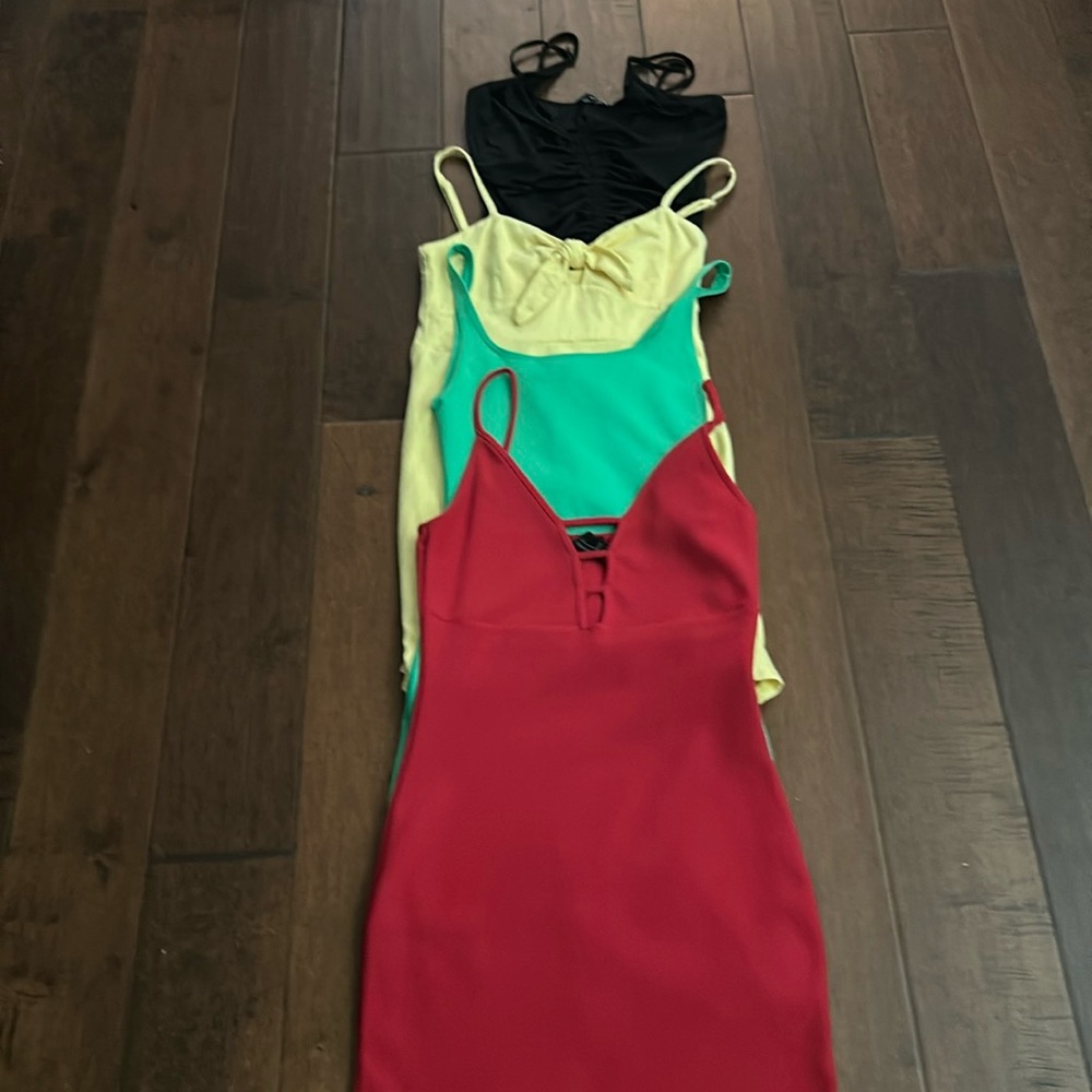 $6 Closet clear out 4 small dresses excellent condition